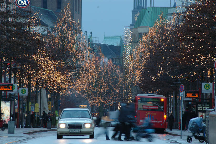 1534_1762 Strassenbäume mit Weihnachtsbeleuchtung in der Mönckebergstraße - Strassenverkehr, | Adventszeit - Weihnachtsmarkt in Hamburg - VOL.1